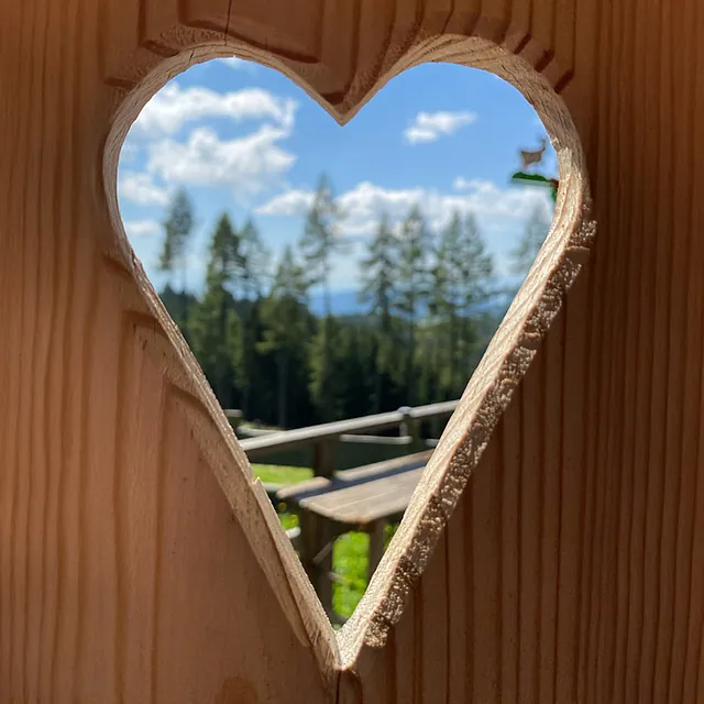 Herzloch in Fensterläden der Almhütte