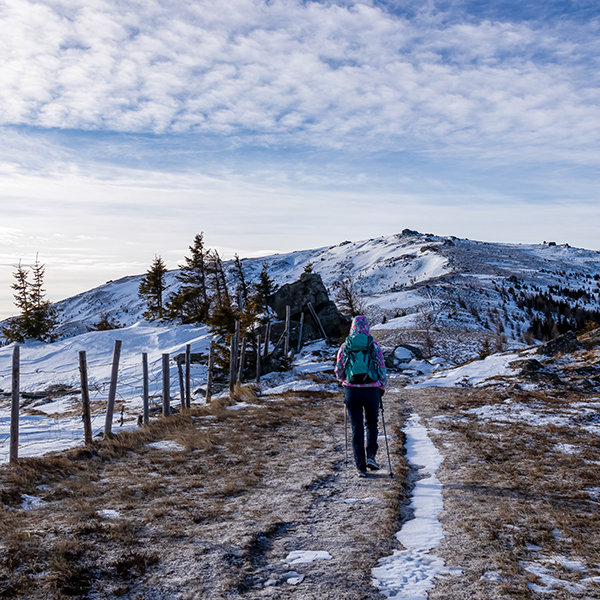 Person wandert über schneebedeckte Wanderwege