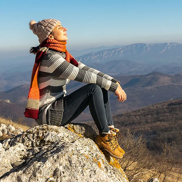 Frau entspannt sich in der Bergsonne
