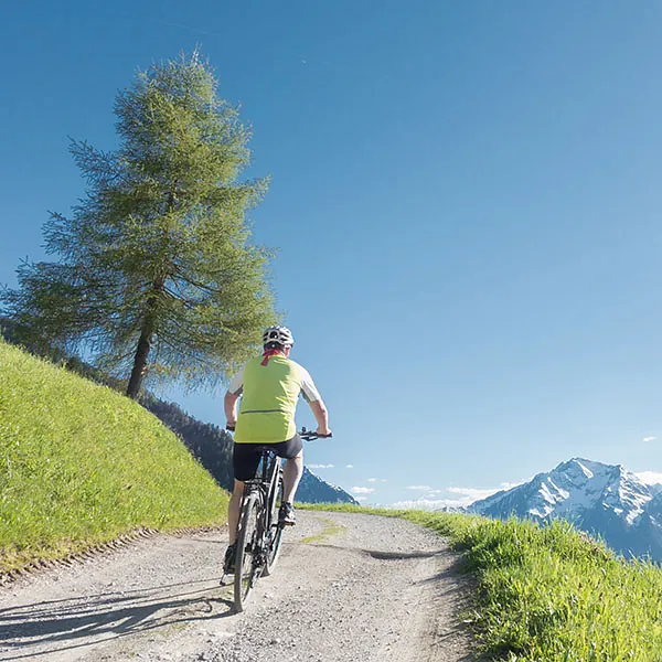 Fahrradfahrer auf Bergweg