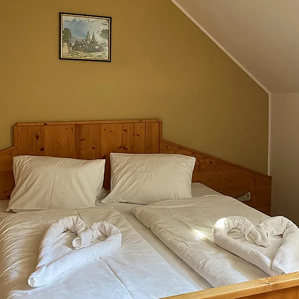 Doppelbett im Zimmer beim Messnerwirt