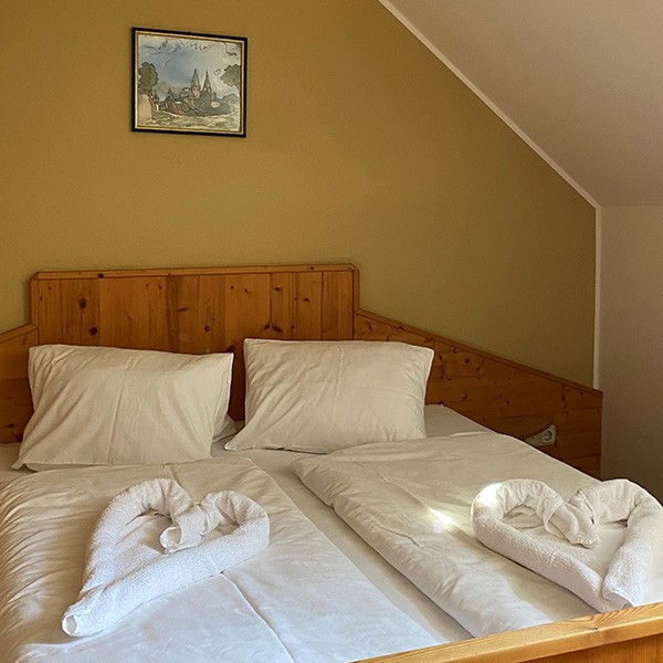 Doppelbett im Zimmer beim Messnerwirt